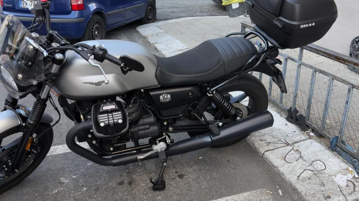 Moto Guzzi V7 Stone (2021 - 24)  (6)