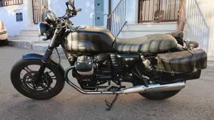 Moto Guzzi V7 II Stone (2015 - 17)  (2)