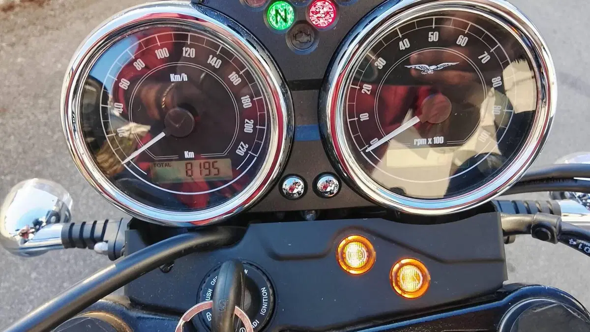 Moto Guzzi V7 II Stone (2015 - 17)  (4)