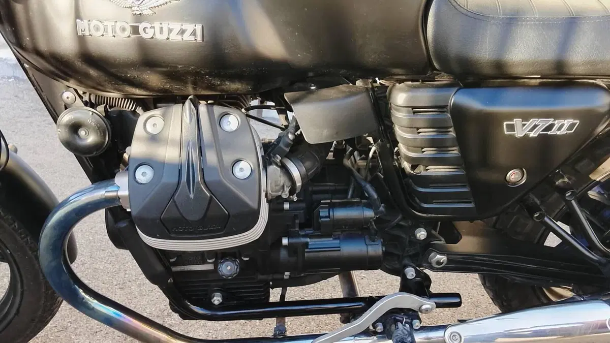 Moto Guzzi V7 II Stone (2015 - 17)  (6)