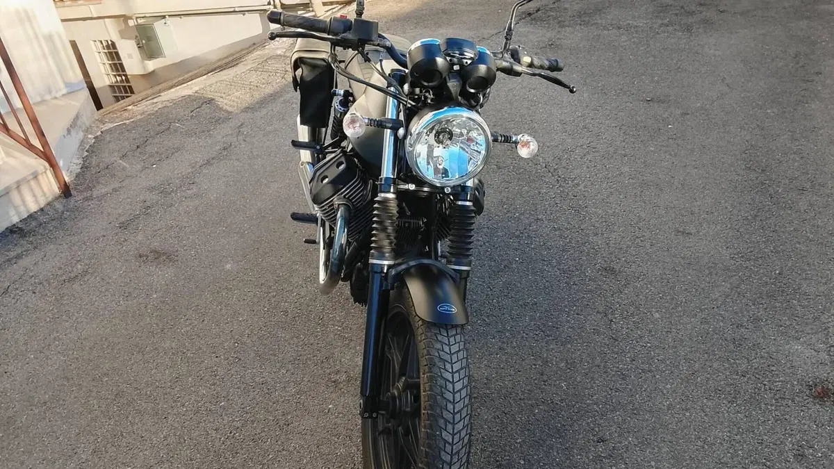 Moto Guzzi V7 II Stone (2015 - 17)  (9)