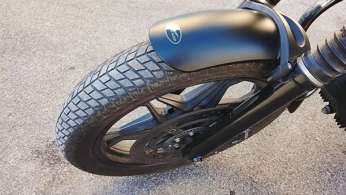 Moto Guzzi V7 II Stone (2015 - 17)  (10)