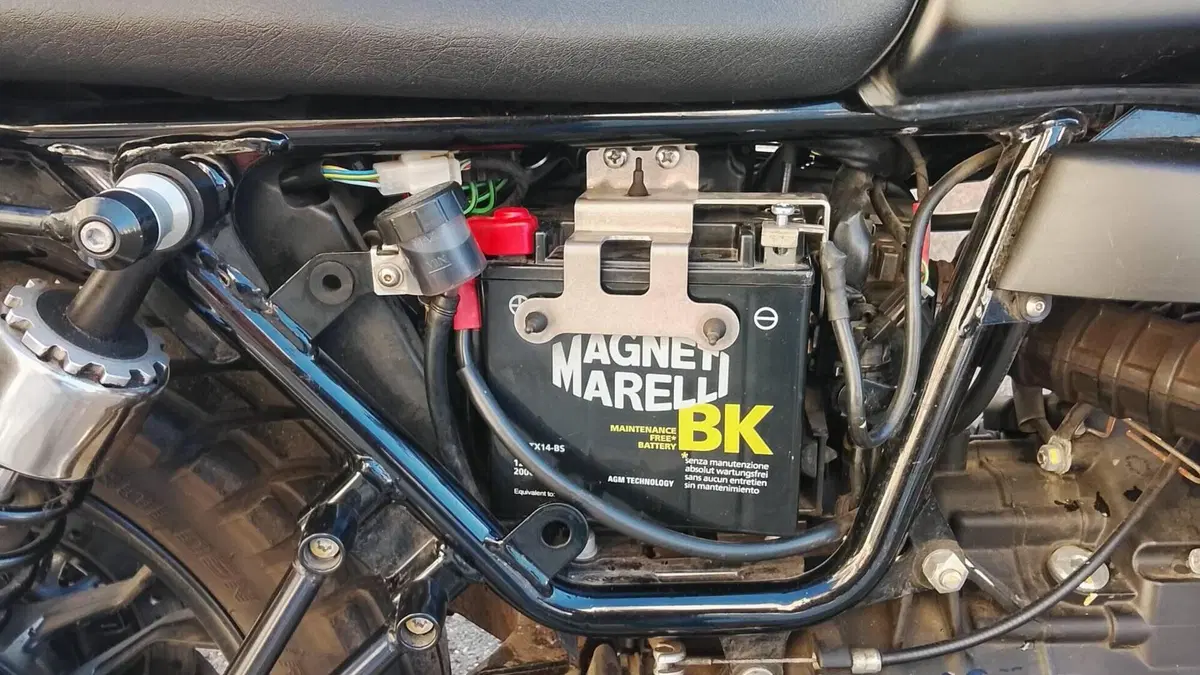 Moto Guzzi V7 II Stone (2015 - 17)  (15)
