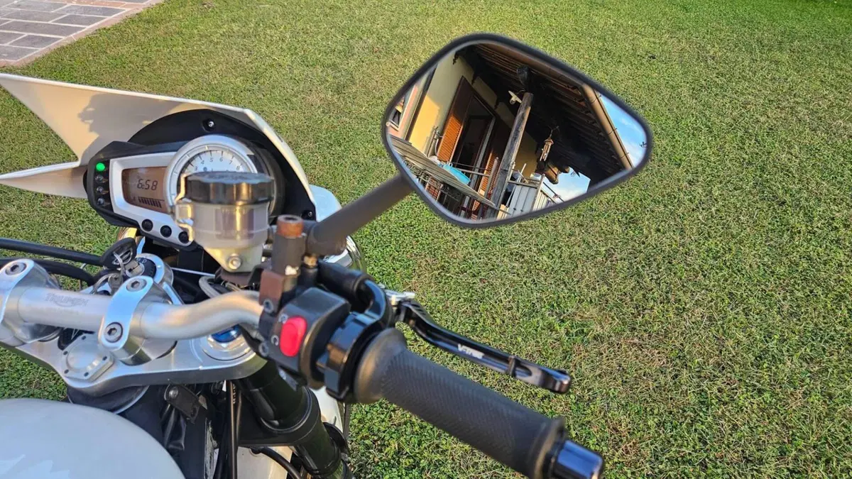 Triumph Speed Triple 1050 (2005 - 11)  (11)