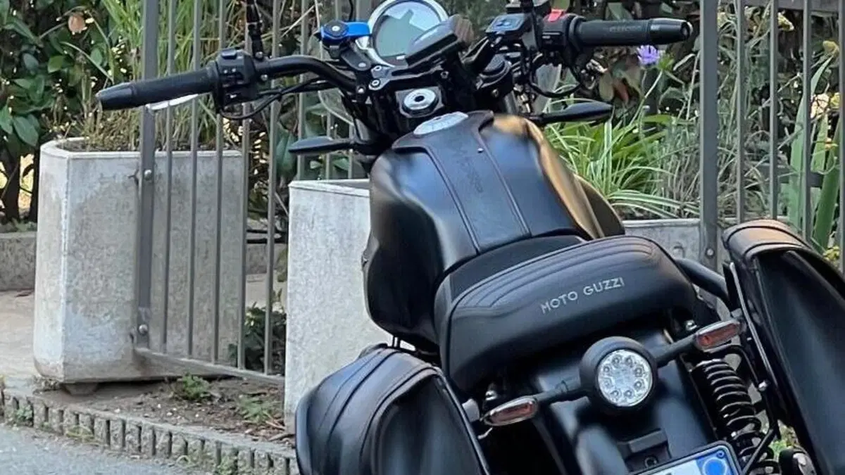 Moto Guzzi V7 Stone (2021 - 24)  (3)