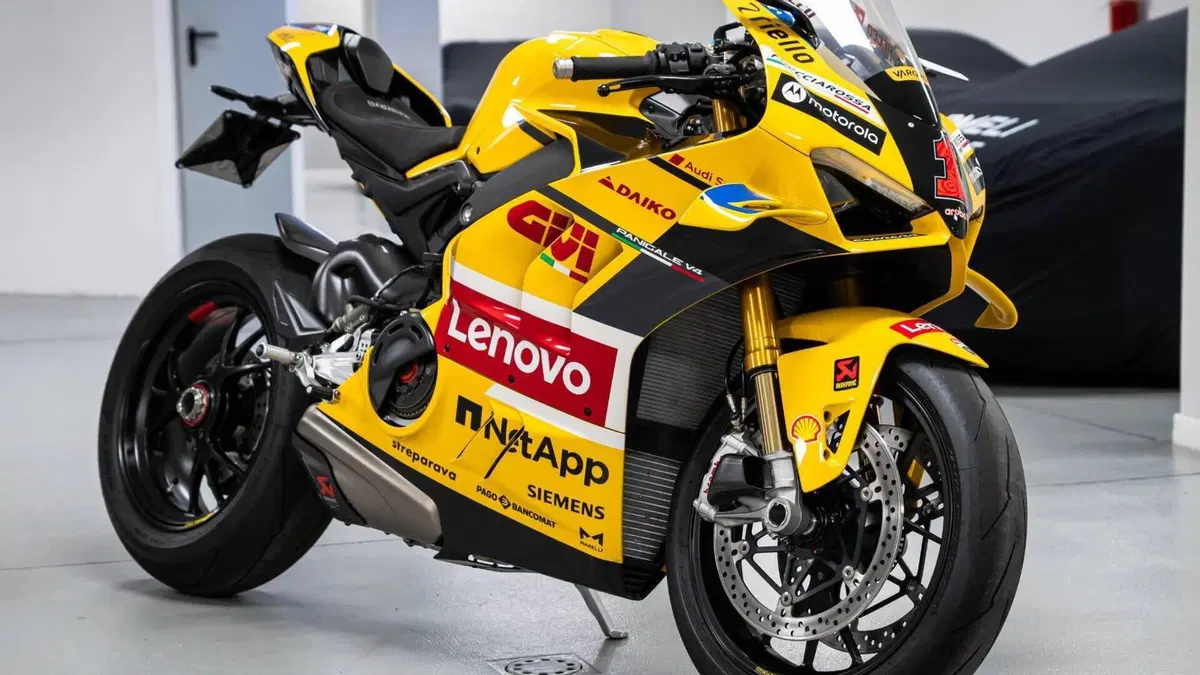Ducati Panigale V4 Bagnaia 2023 World Champion Replica (2024)  (2)