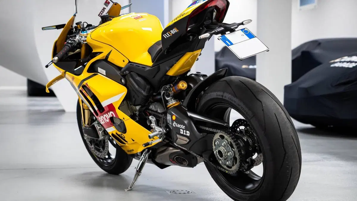Ducati Panigale V4 Bagnaia 2023 World Champion Replica (2024)  (7)