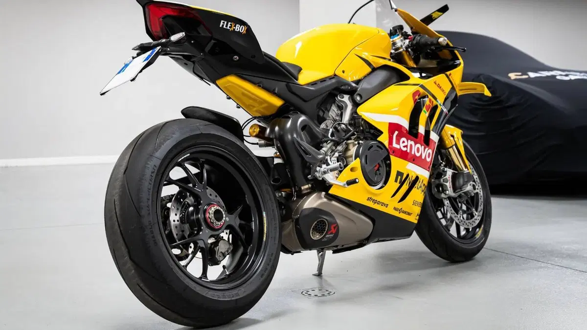 Ducati Panigale V4 Bagnaia 2023 World Champion Replica (2024)  (18)