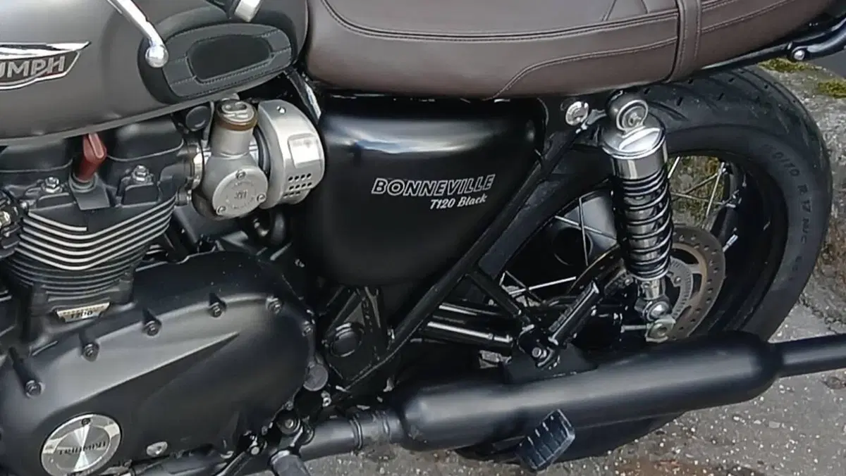Triumph Bonneville T120 Black (2017 - 20)  (2)