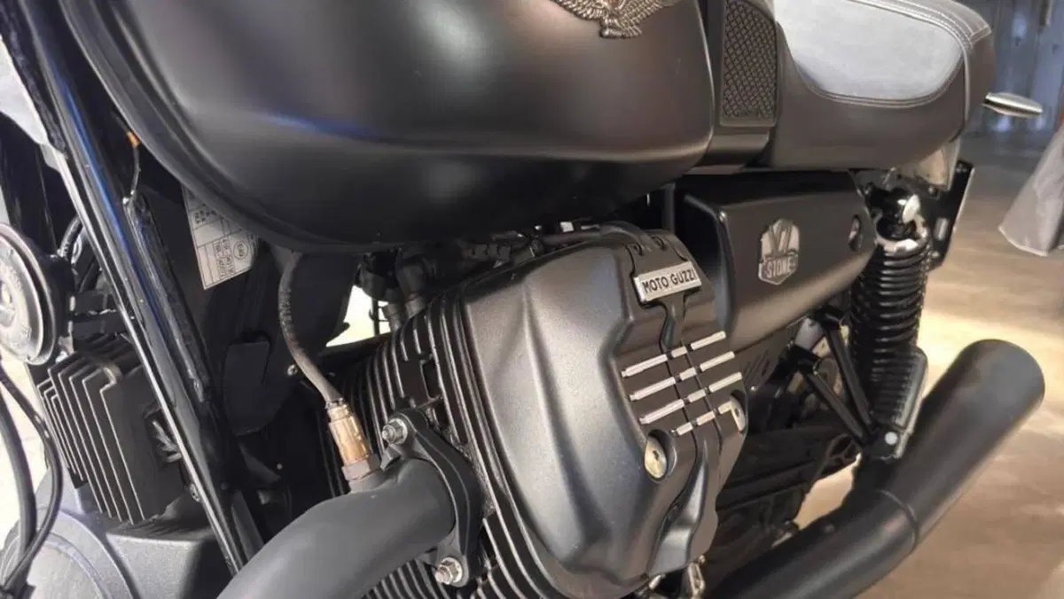 Moto Guzzi V7 Stone (2021 - 24)  (7)