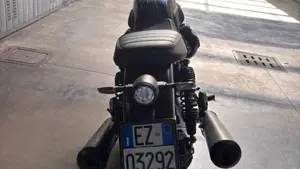 Moto Guzzi V7 Stone (2021 - 24)  (6)