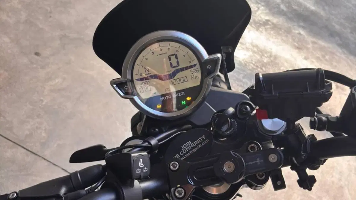 Moto Guzzi V7 Stone (2021 - 24)  (4)