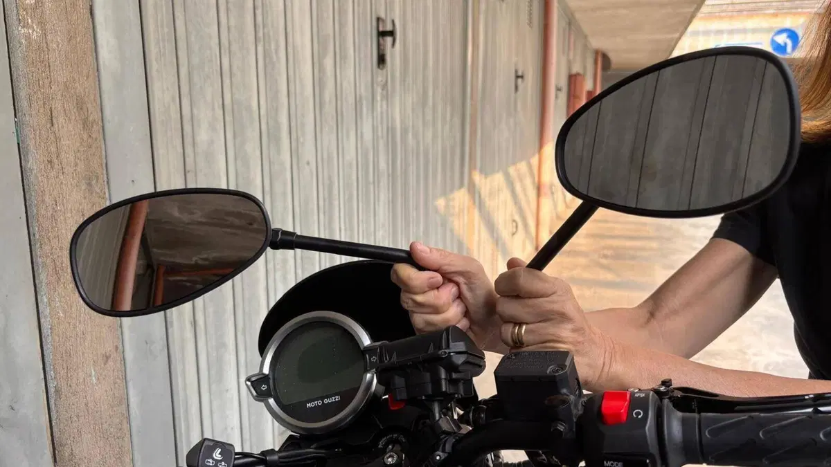 Moto Guzzi V7 Stone (2021 - 24)  (10)