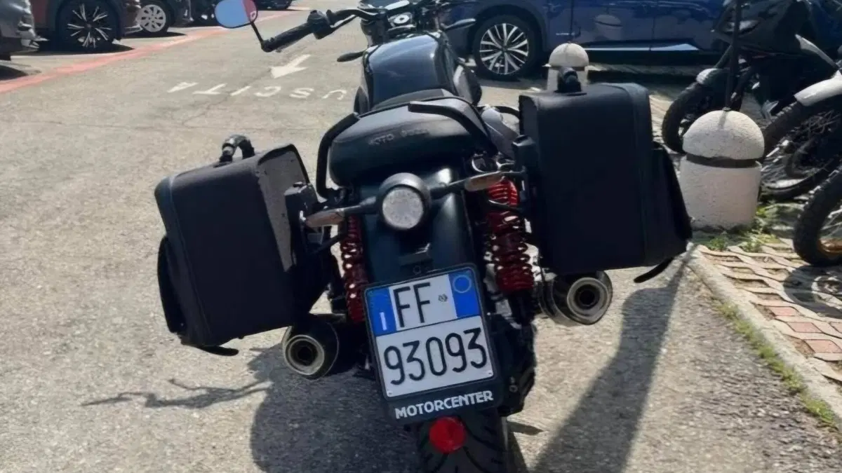 Moto Guzzi V7 Stone Special Edition (2022 - 25)  (2)