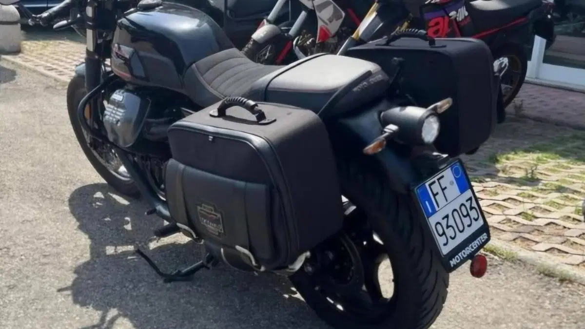 Moto Guzzi V7 Stone Special Edition (2022 - 25)  (8)