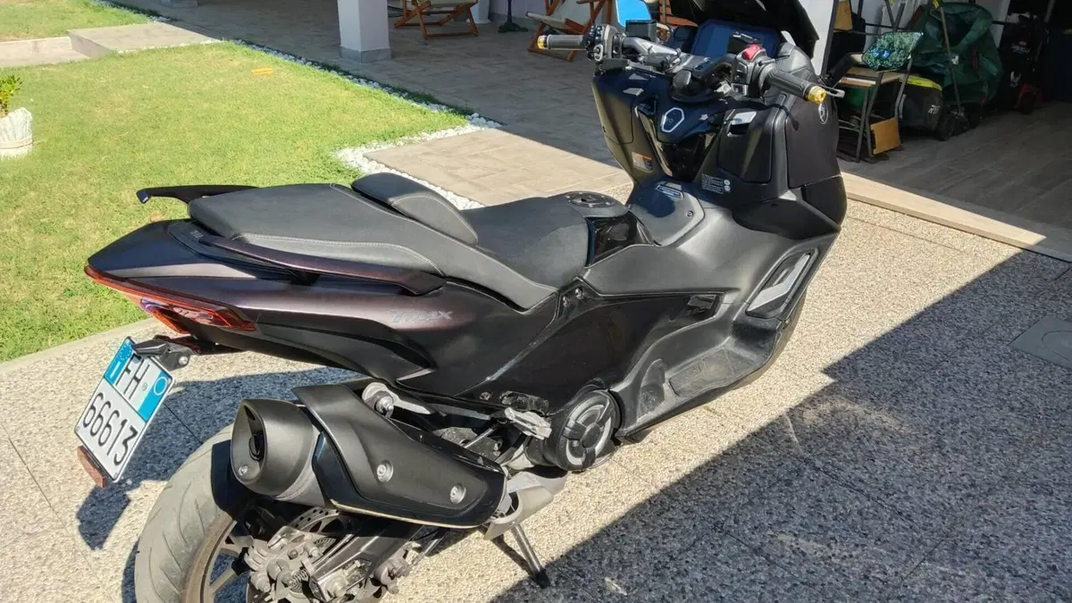 Yamaha T-Max 560 Tech Max (2022 - 24)  (2)