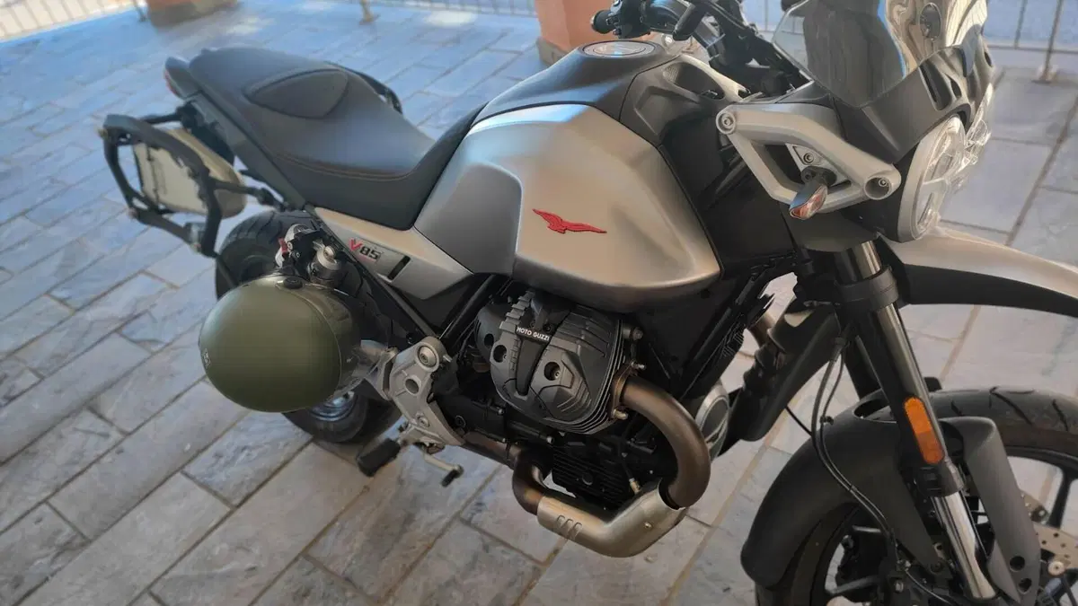 Moto Guzzi V85 Strada (2024 - 26)  (2)