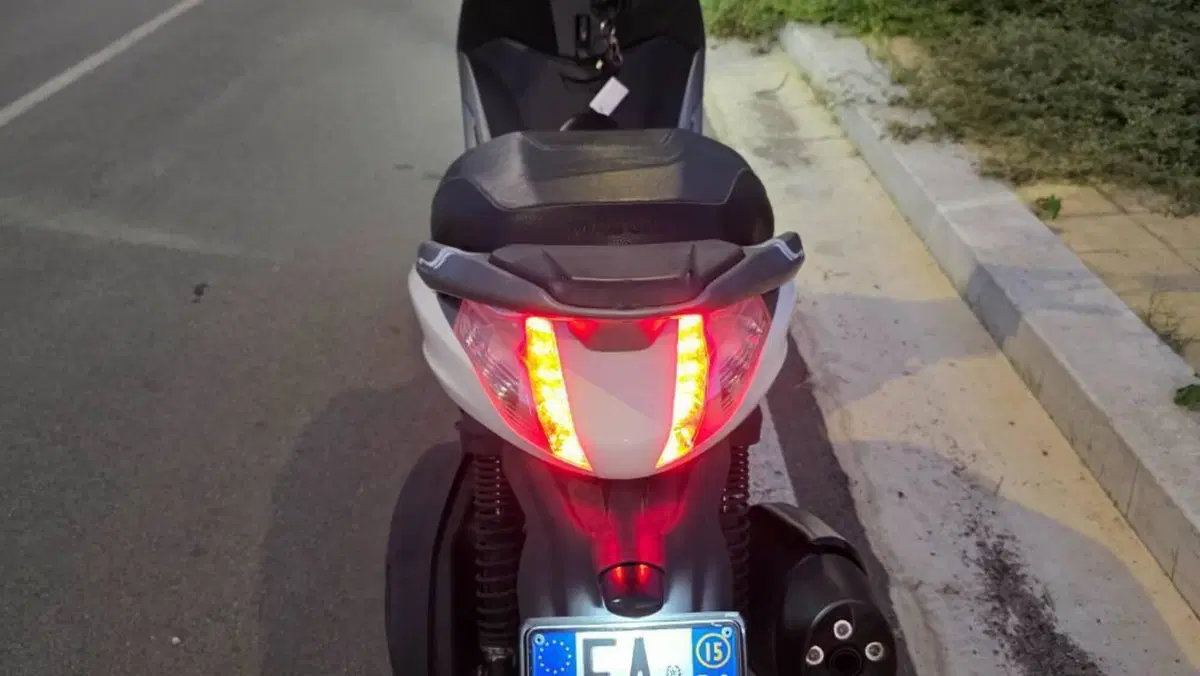 Piaggio Beverly 350 SportTouring ie ABS (2011 - 17)  (6)