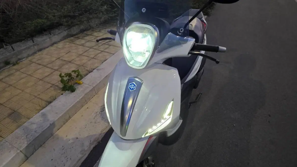 Piaggio Beverly 350 SportTouring ie ABS (2011 - 17)  (7)