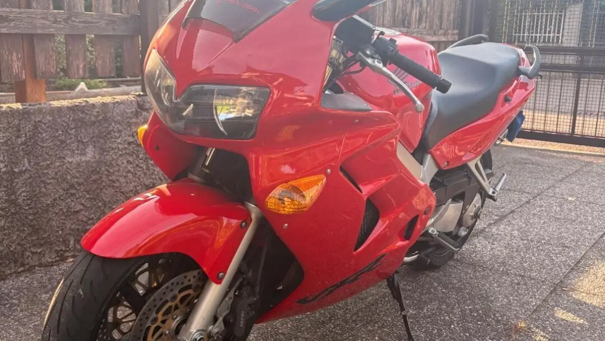 Honda VFR 800 (1998 - 01)  (3)