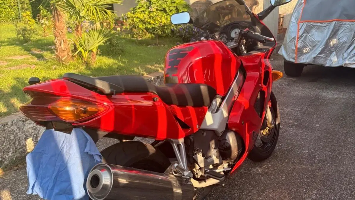 Honda VFR 800 (1998 - 01)  (4)