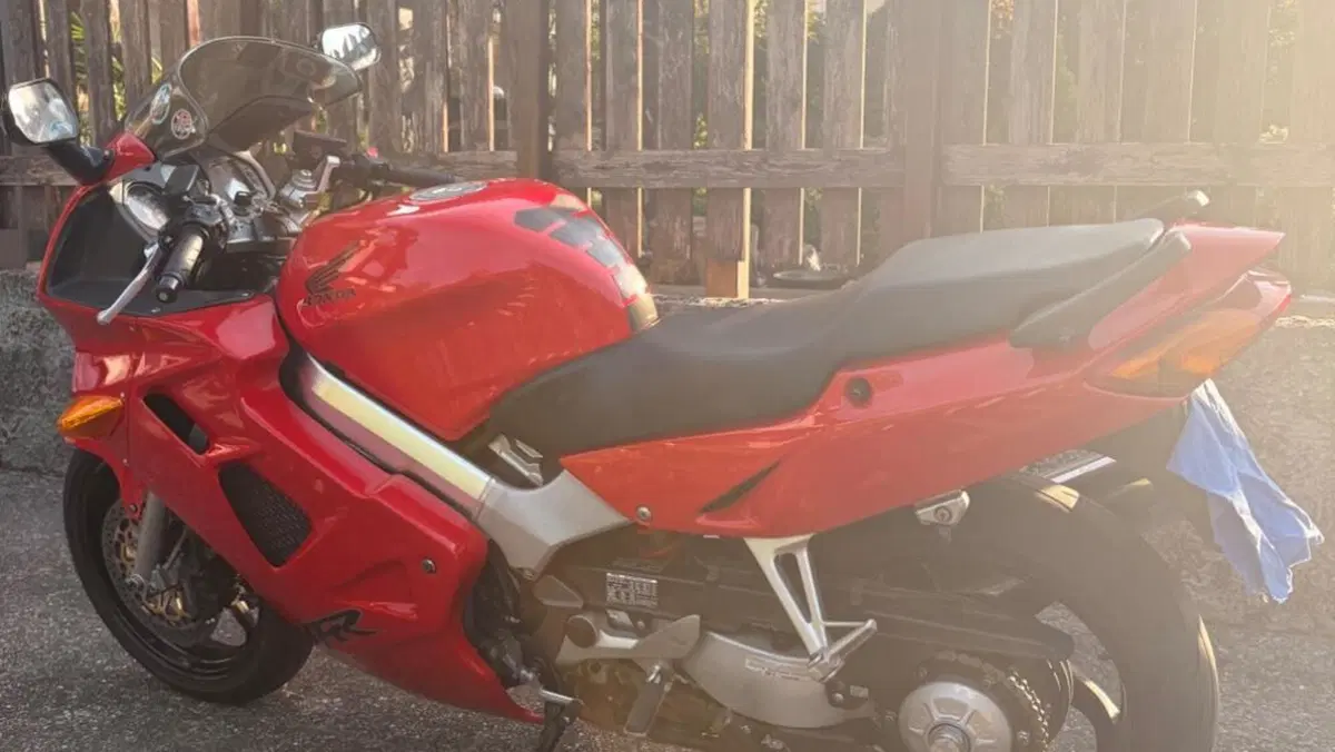 Honda VFR 800 (1998 - 01)  (5)