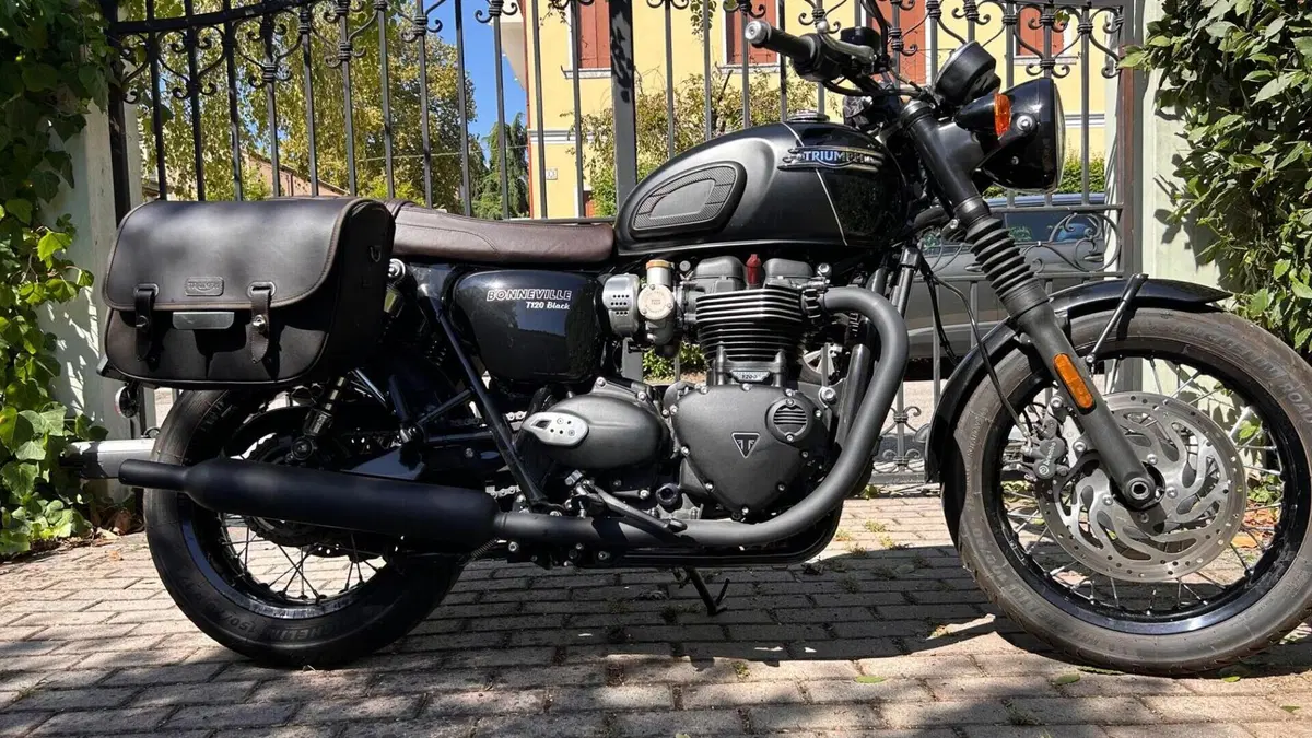 Triumph Bonneville T120 Black (2021 - 25)  (2)