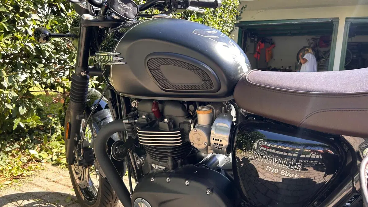 Triumph Bonneville T120 Black (2021 - 25)  (3)