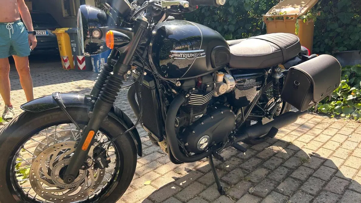 Triumph Bonneville T120 Black (2021 - 25)  (4)