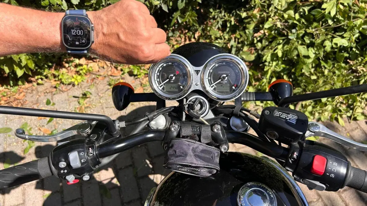 Triumph Bonneville T120 Black (2021 - 25)  (5)