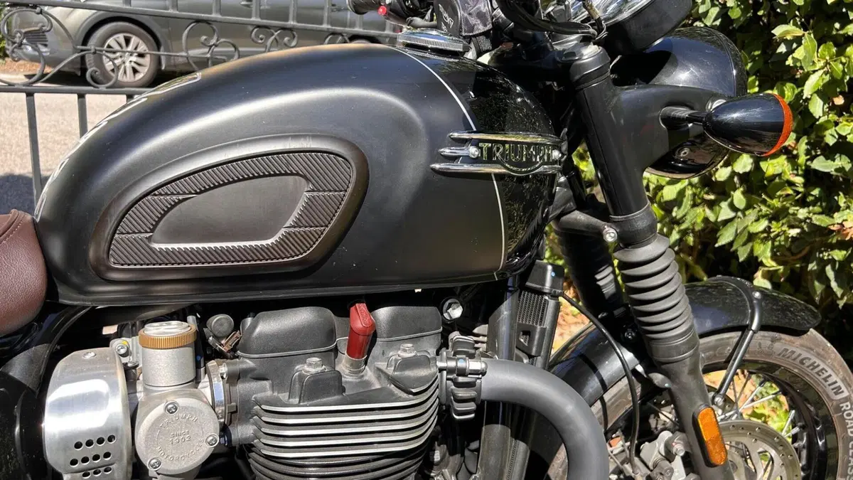 Triumph Bonneville T120 Black (2021 - 25)  (7)