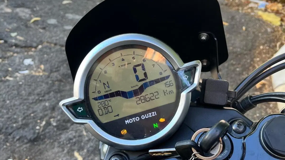 Moto Guzzi V7 Stone (2021 - 24)  (5)