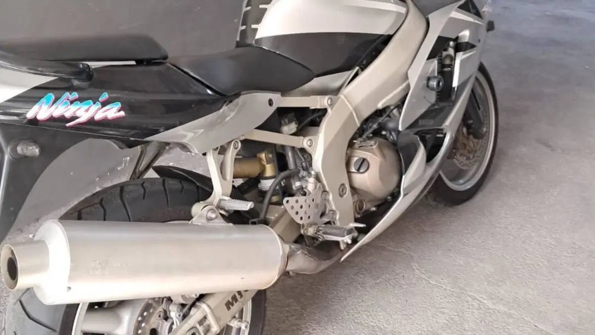 Kawasaki Ninja 600 ZX-6R (2000 - 02)  (4)