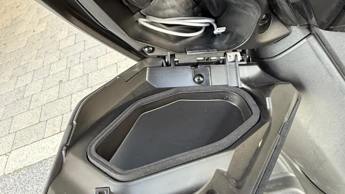 Yamaha X-Max 300 Tech Max+ (2025 - 26)  (12)