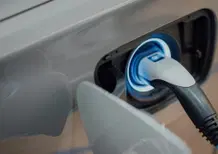 Auto ibride ed elettriche usate: giovani e con pochi km, ma più di una su tre ha già subito danni
