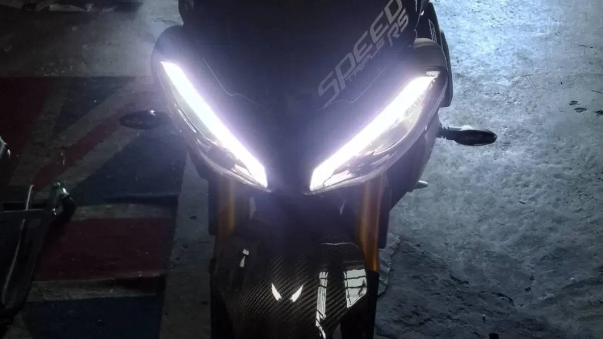 Triumph Speed Triple 1200 RS (2021 - 24)  (3)
