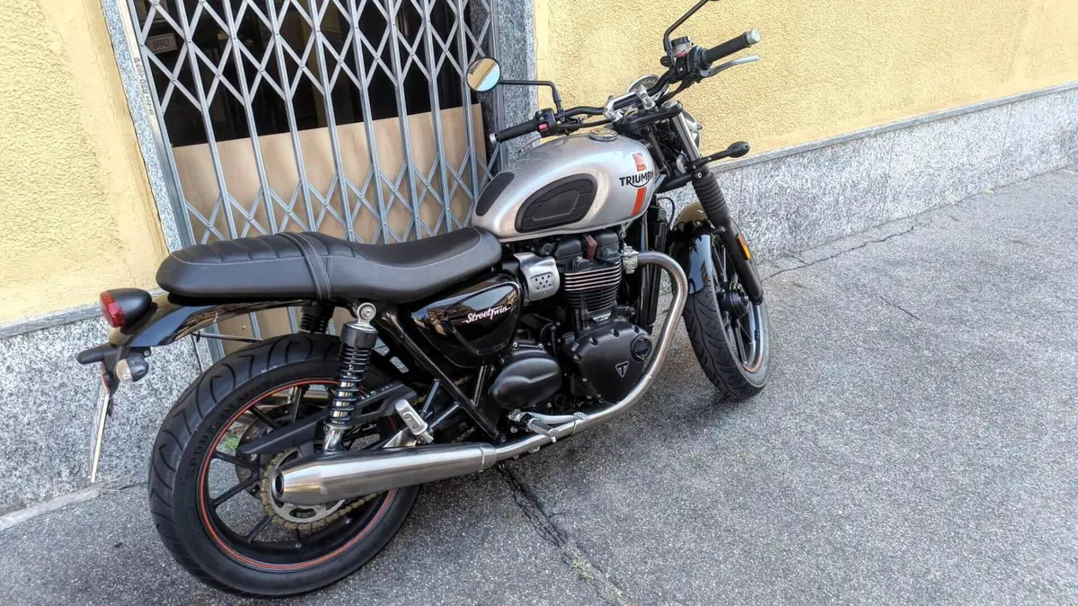 Triumph Street Twin 900 (2016)  (2)
