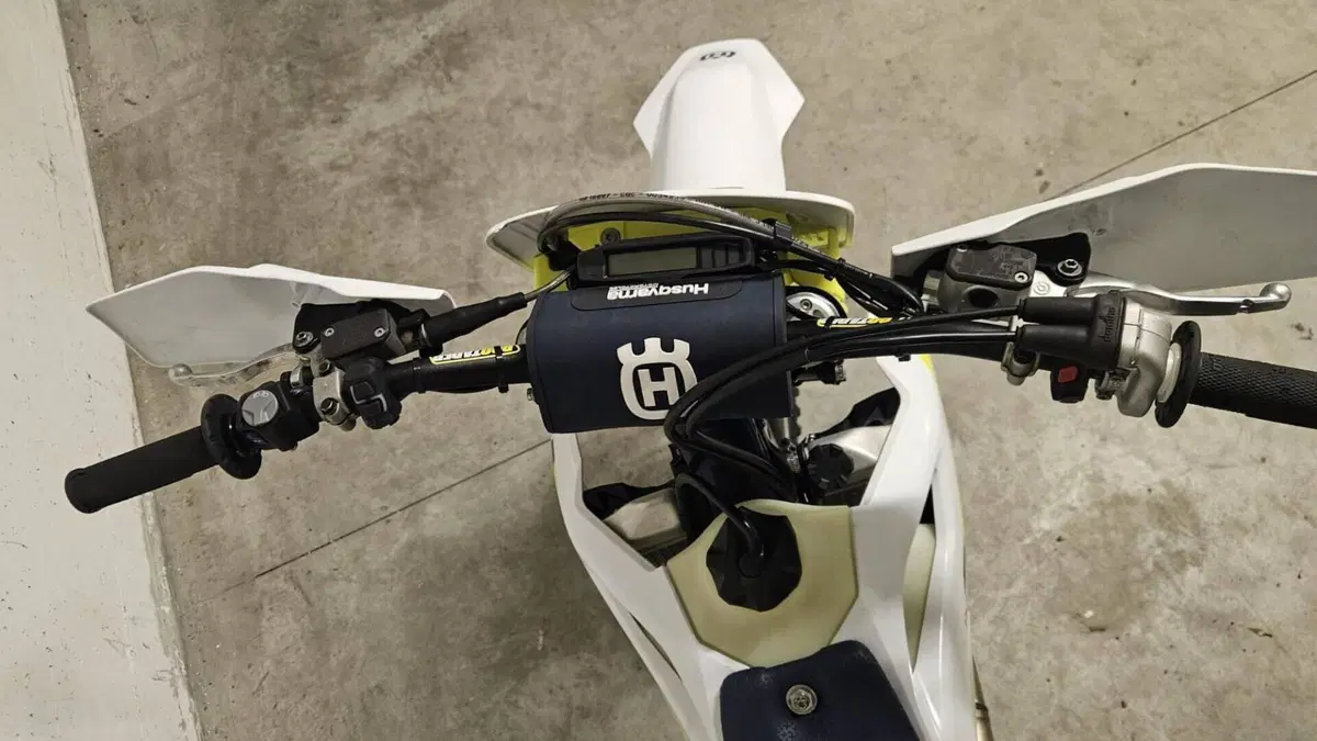Husqvarna FE 250 (2025)  (6)
