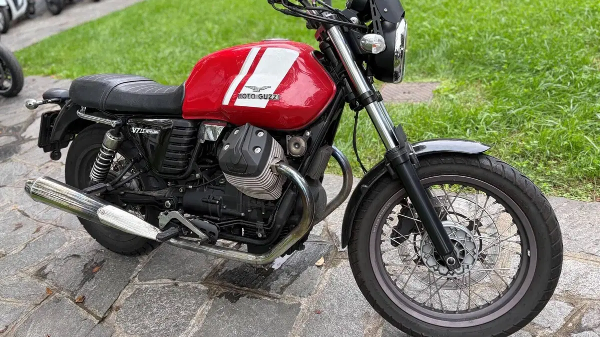 Moto Guzzi V7 II Special (2015 - 17)  (2)