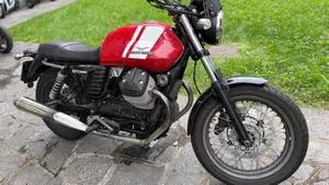 Moto Guzzi V7 II Special (2015 - 17)  (2)