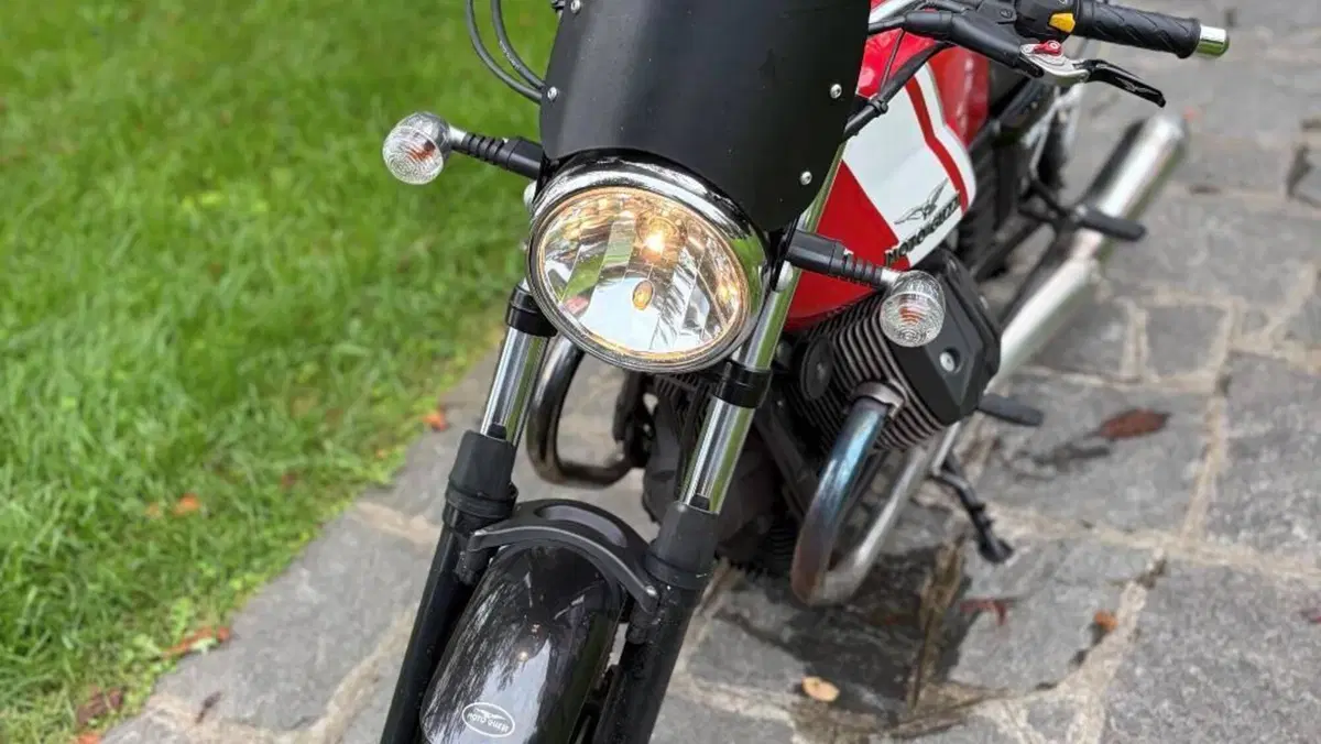 Moto Guzzi V7 II Special (2015 - 17)  (3)