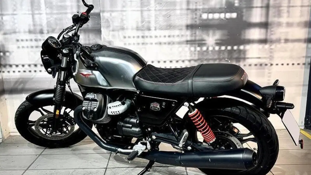 Moto Guzzi V7 III Stone S (2020)  (2)