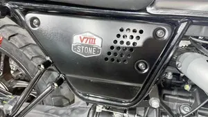 Moto Guzzi V7 III Stone S (2020)  (3)