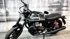 Moto Guzzi V7 III Stone S (2020)  (4)