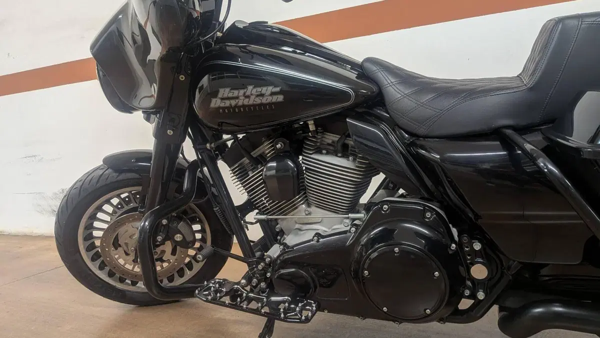Harley-Davidson 1584 Electra Glide Standard (2008 - 10) - FLHT  (4)