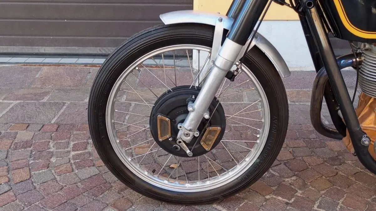 Ajs   (20)