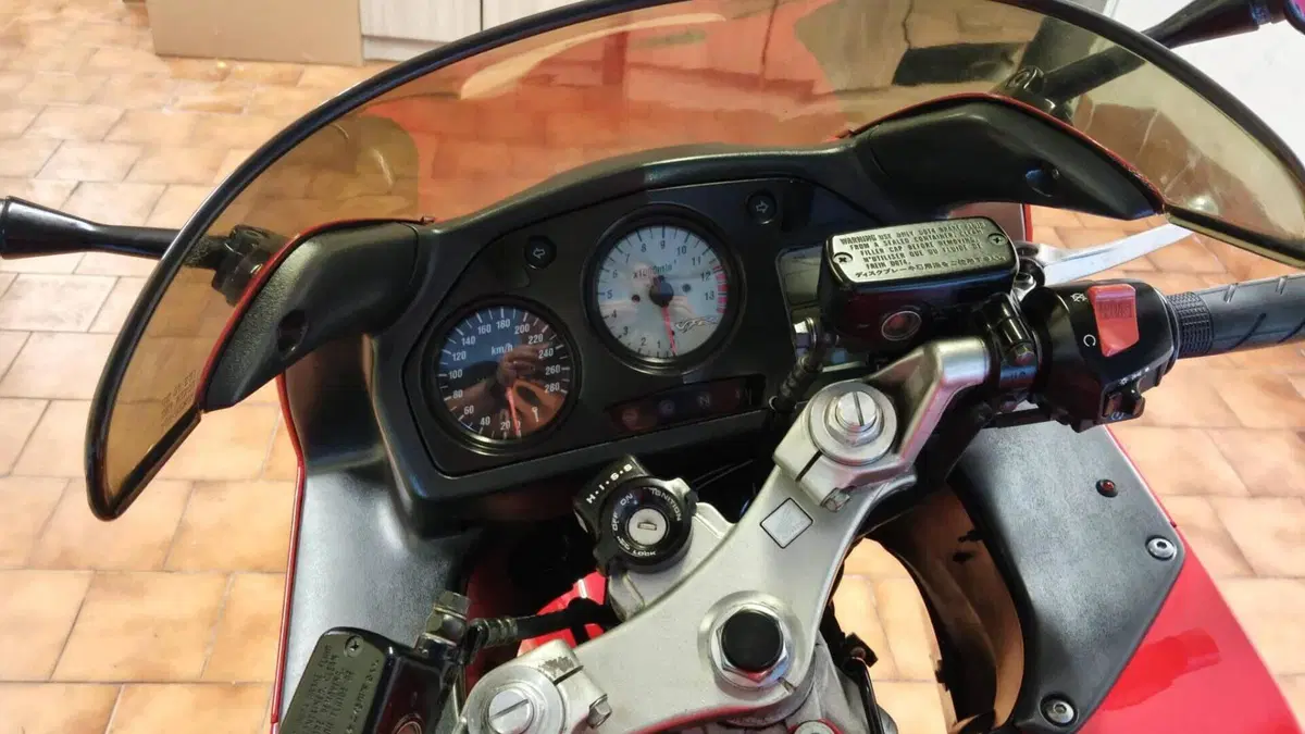 Honda VFR 800 (1998 - 01)  (4)