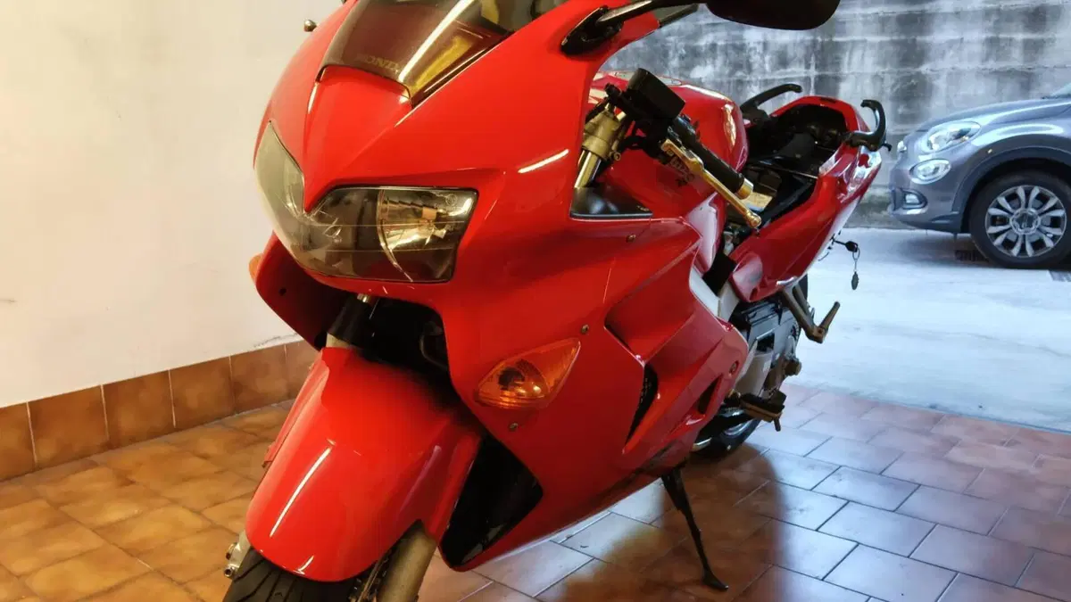 Honda VFR 800 (1998 - 01)  (5)