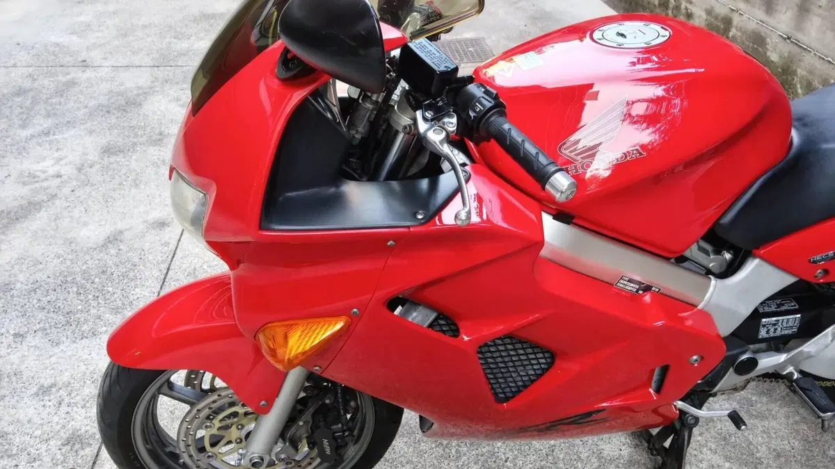 Honda VFR 800 (1998 - 01)  (8)