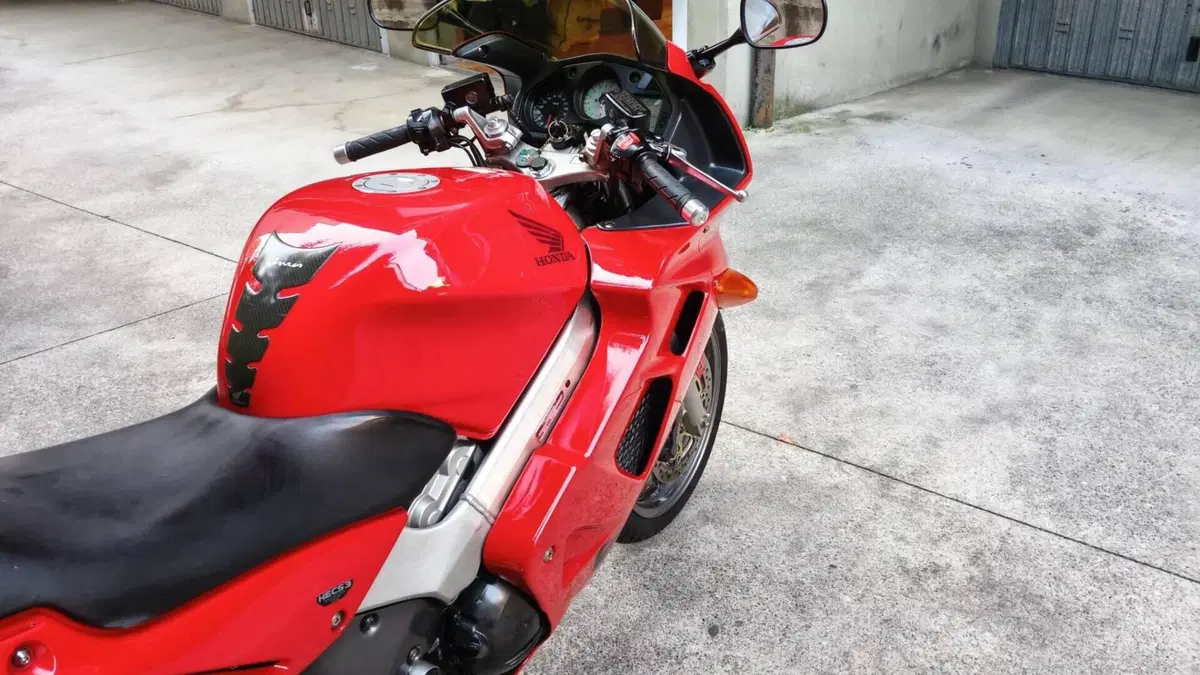 Honda VFR 800 (1998 - 01)  (11)